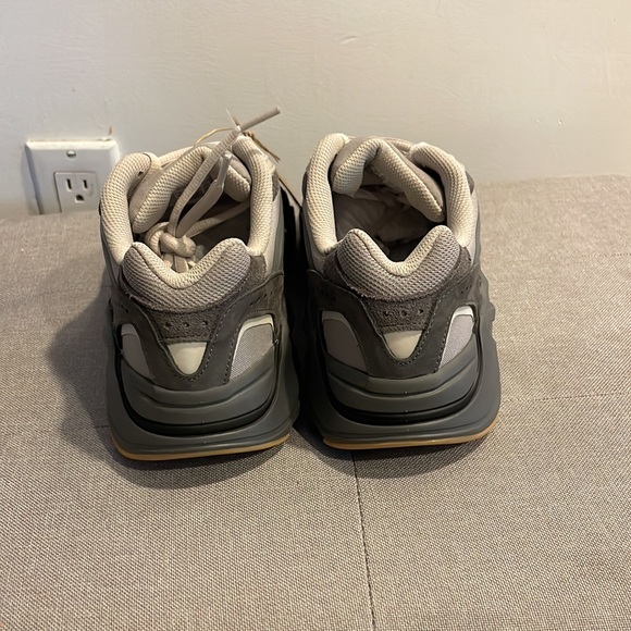 YEEZY Boost 700 V2 Tephra - Picture 4 of 10